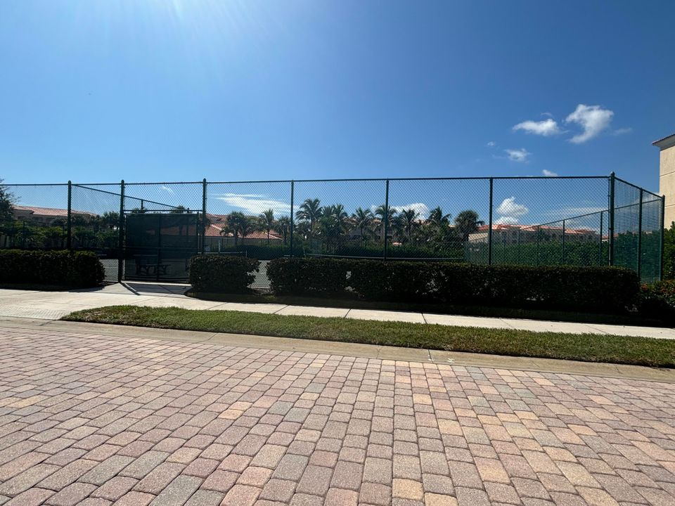 For Rent: $2,600 (2 beds, 2 baths, 1989 Square Feet)