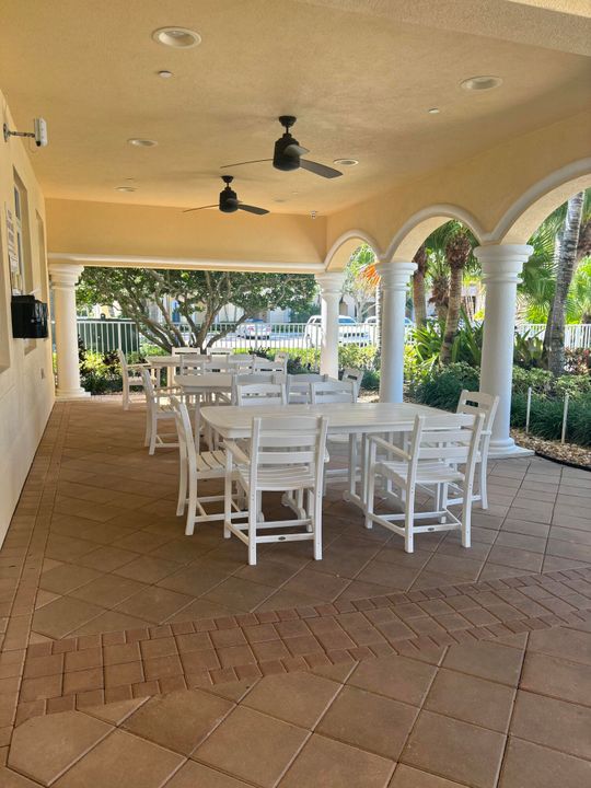 For Rent: $2,600 (2 beds, 2 baths, 1989 Square Feet)