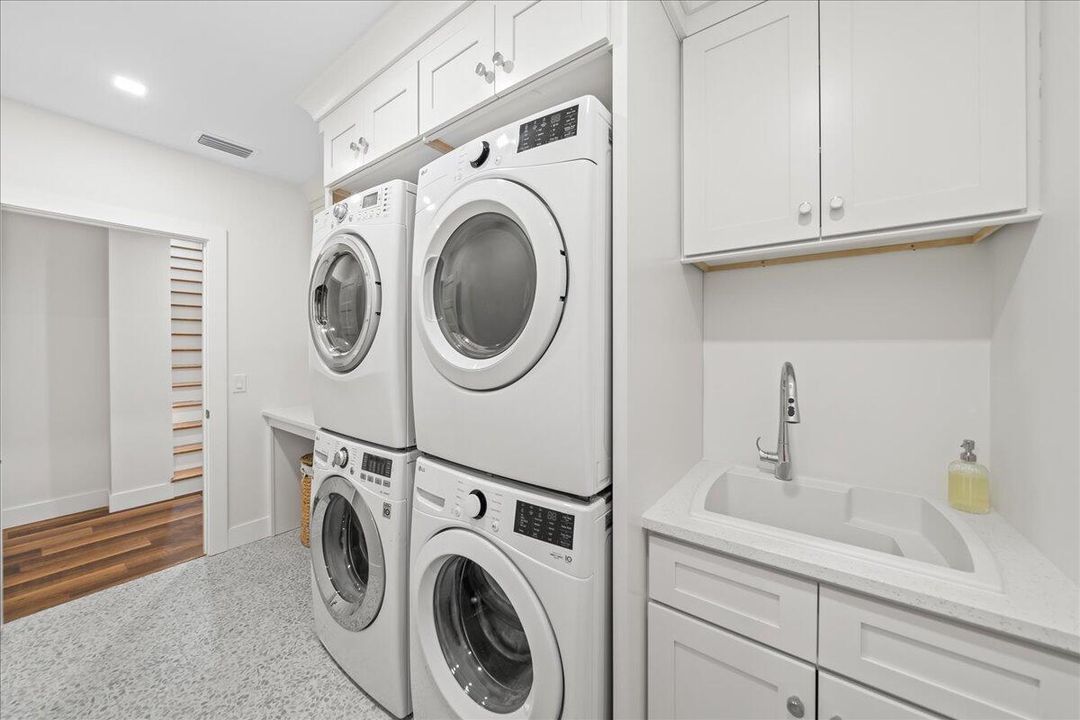 待售: $5,200,000 (8 贝兹, 6 浴室, 5452 平方英尺)