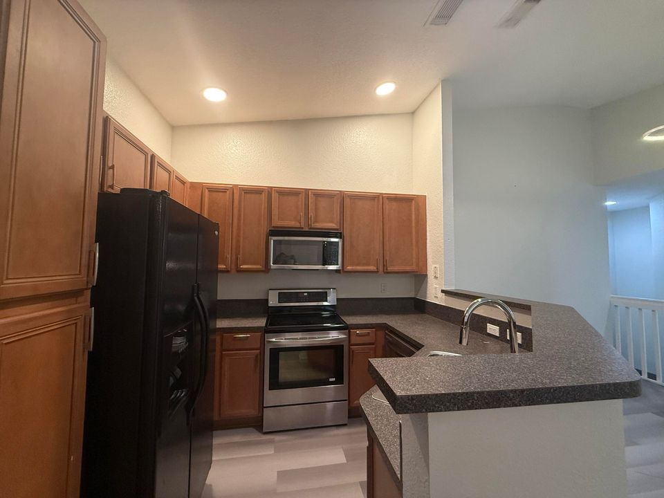 Под контрактом: $2,000 (2 спален, 2 ванн, 1022 Квадратных фут)