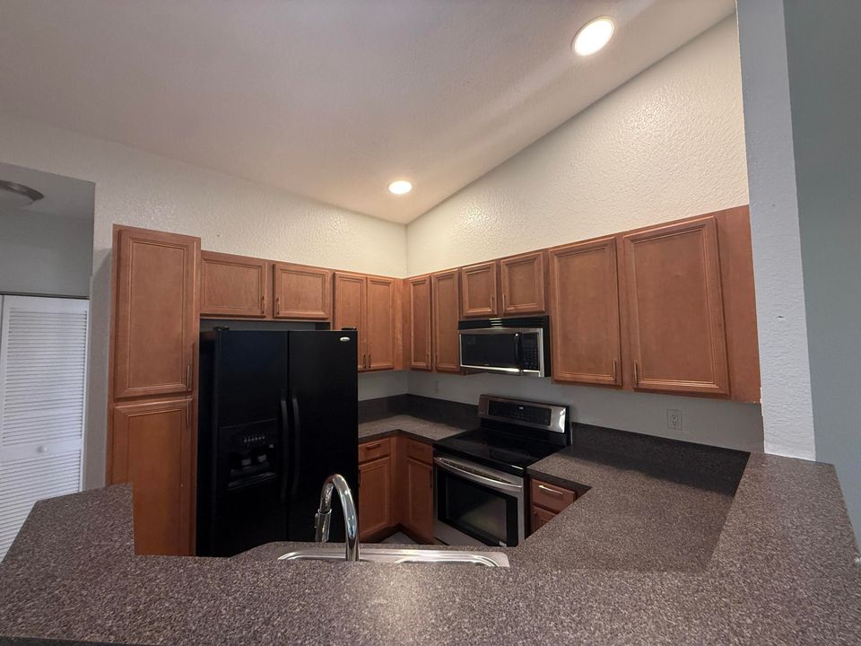 Под контрактом: $2,000 (2 спален, 2 ванн, 1022 Квадратных фут)