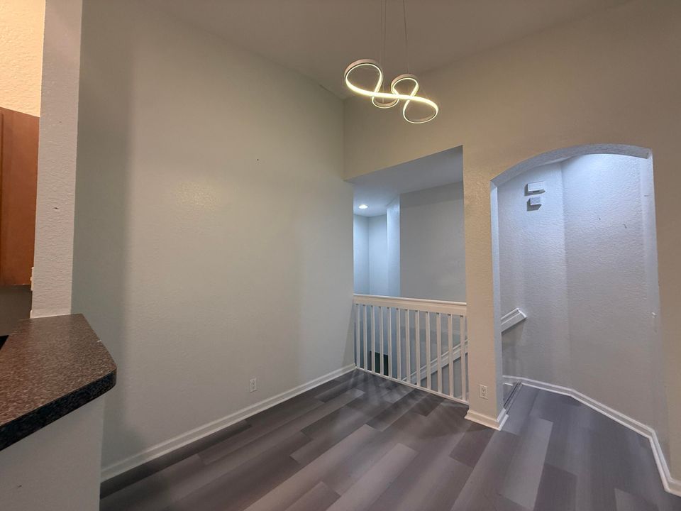 Под контрактом: $2,000 (2 спален, 2 ванн, 1022 Квадратных фут)