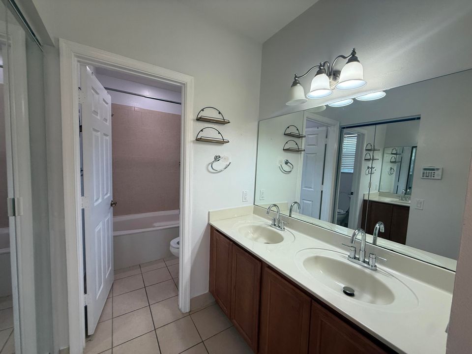 Под контрактом: $2,000 (2 спален, 2 ванн, 1022 Квадратных фут)