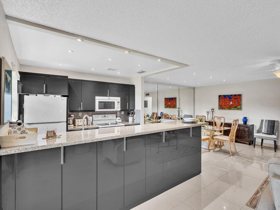 Под контрактом: $185,000 (1 спален, 2 ванн, 1080 Квадратных фут)