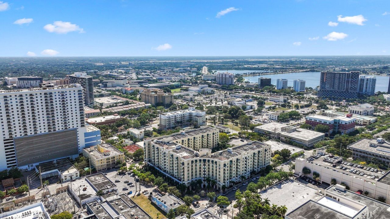 En Venta: $670,000 (3 camas, 3 baños, 2033 Pies cuadrados)