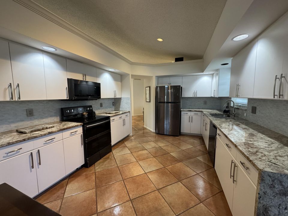 En Venta: $579,900 (3 camas, 3 baños, 2411 Pies cuadrados)