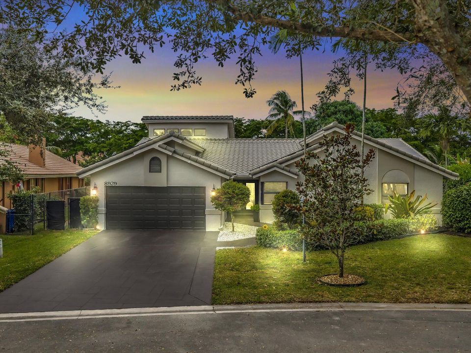 Activo con contrato: $799,000 (4 camas, 2 baños, 2743 Pies cuadrados)