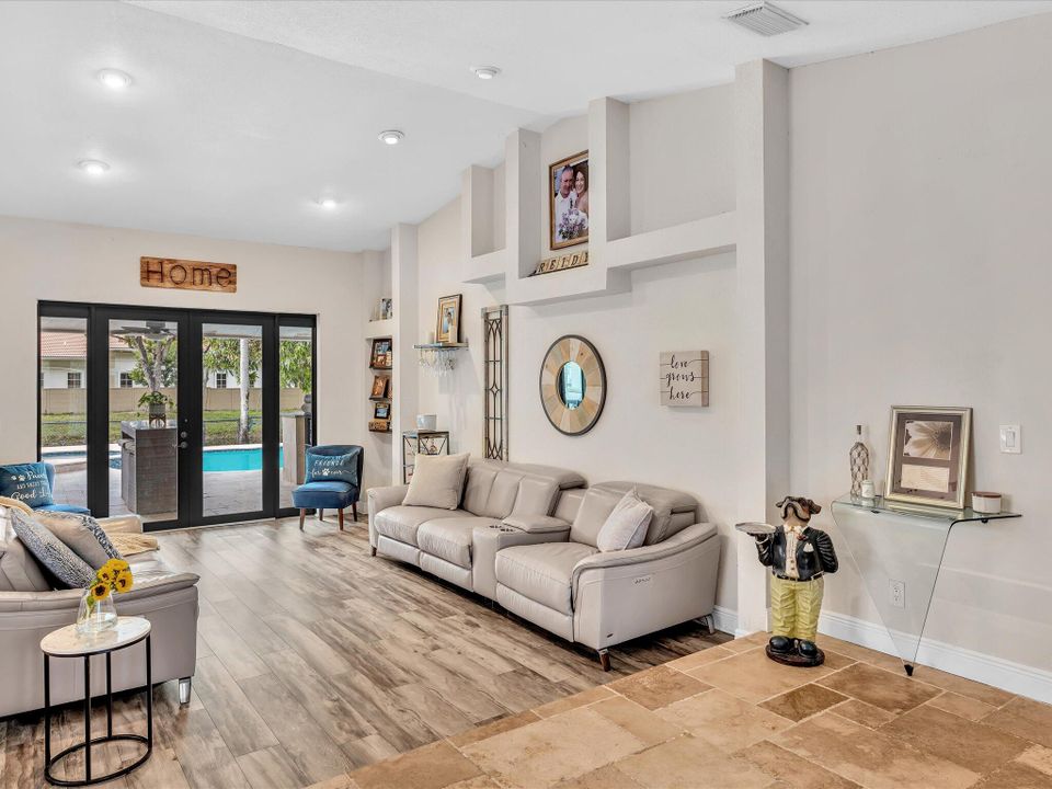 Activo con contrato: $799,000 (4 camas, 2 baños, 2743 Pies cuadrados)