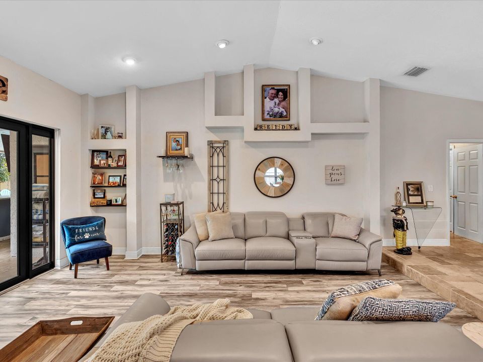 Activo con contrato: $799,000 (4 camas, 2 baños, 2743 Pies cuadrados)