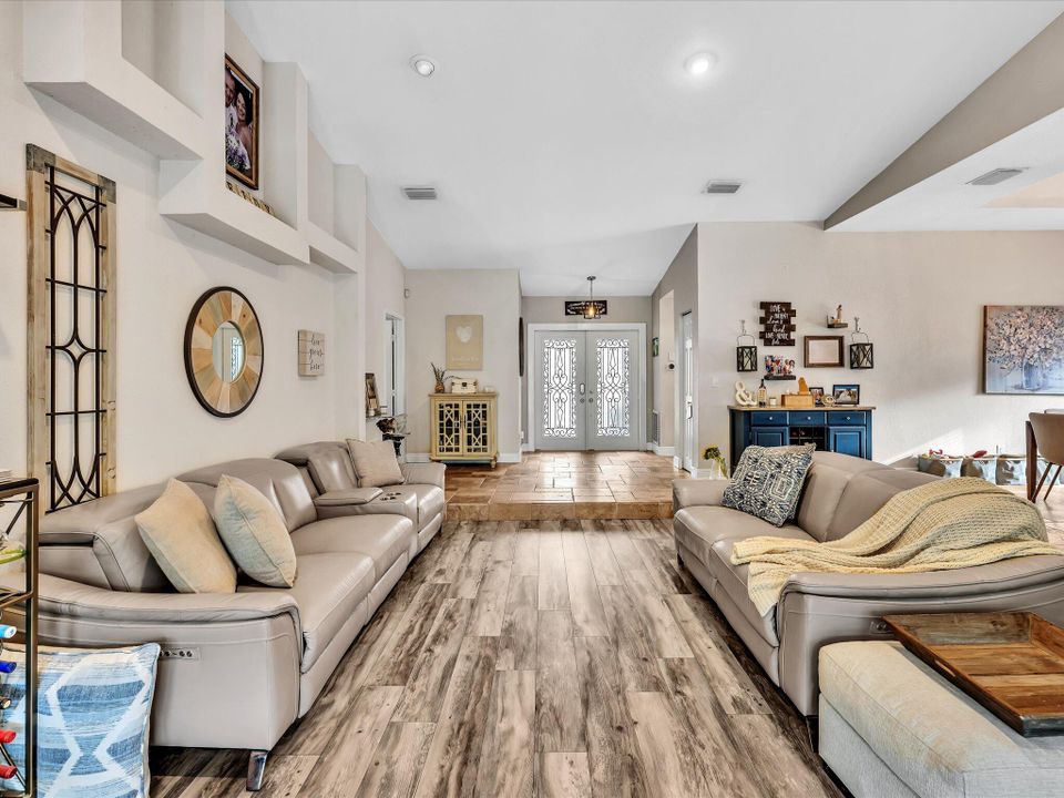 Activo con contrato: $799,000 (4 camas, 2 baños, 2743 Pies cuadrados)