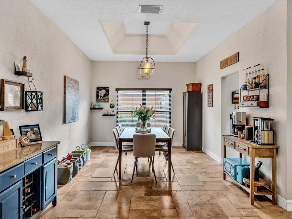 Activo con contrato: $799,000 (4 camas, 2 baños, 2743 Pies cuadrados)