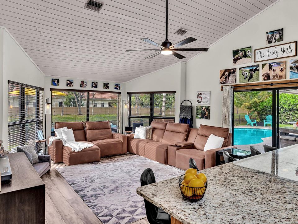 Activo con contrato: $799,000 (4 camas, 2 baños, 2743 Pies cuadrados)