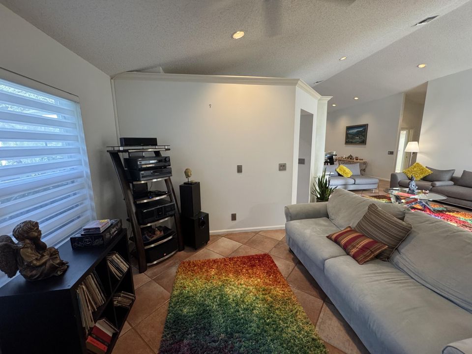 En Venta: $579,900 (3 camas, 3 baños, 2411 Pies cuadrados)