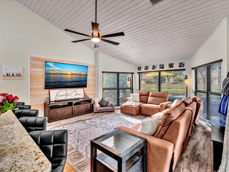 Activo con contrato: $799,000 (4 camas, 2 baños, 2743 Pies cuadrados)