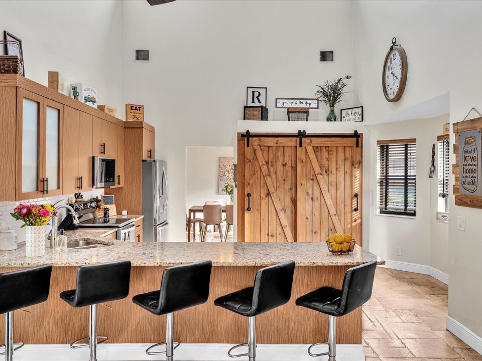 Activo con contrato: $799,000 (4 camas, 2 baños, 2743 Pies cuadrados)