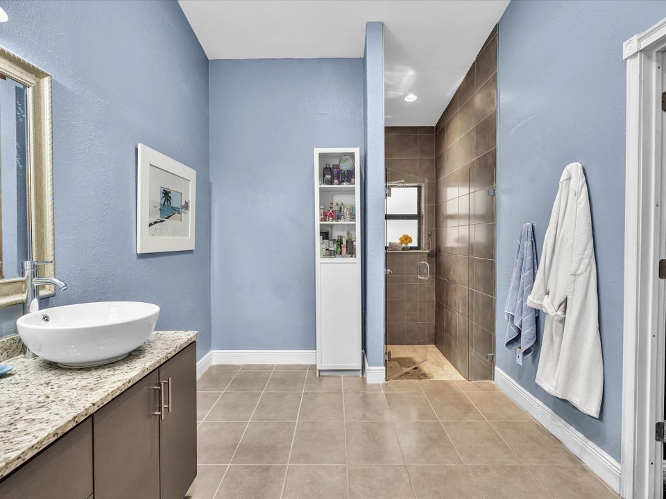 Activo con contrato: $799,000 (4 camas, 2 baños, 2743 Pies cuadrados)