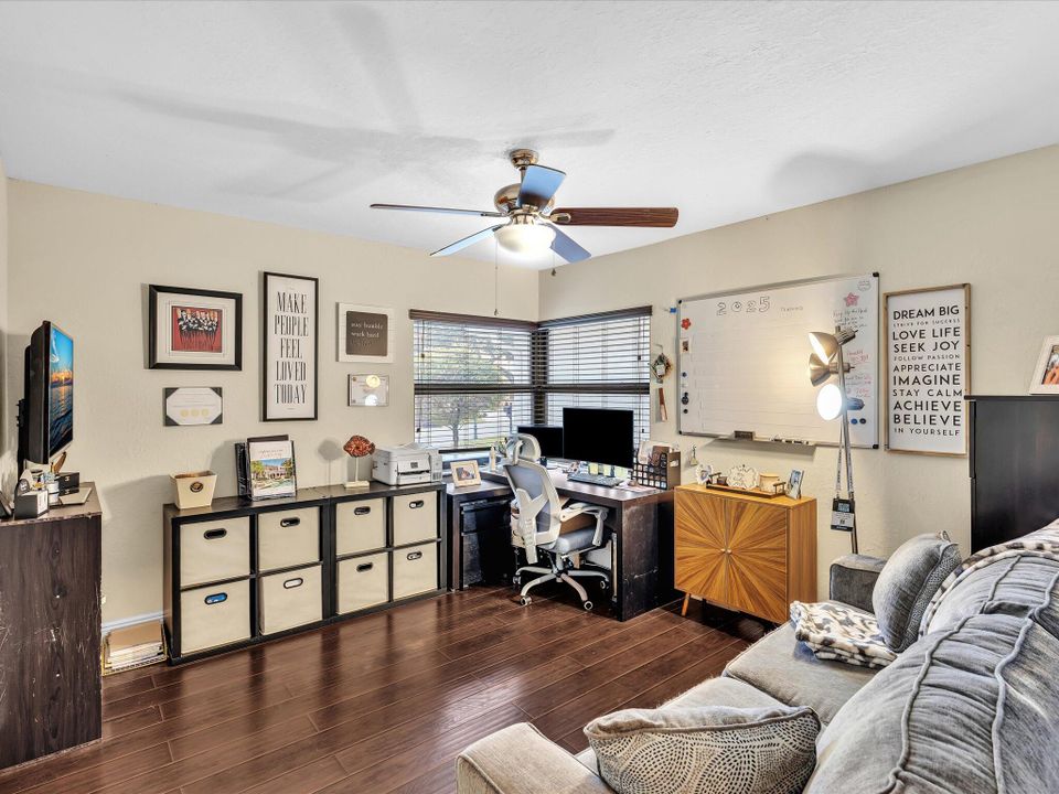 Activo con contrato: $799,000 (4 camas, 2 baños, 2743 Pies cuadrados)