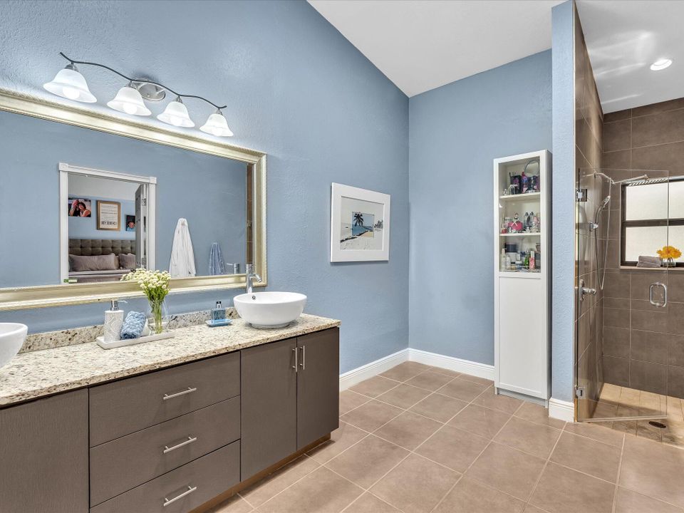 Activo con contrato: $799,000 (4 camas, 2 baños, 2743 Pies cuadrados)