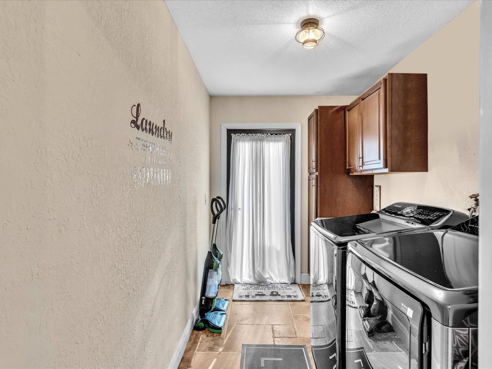 Activo con contrato: $799,000 (4 camas, 2 baños, 2743 Pies cuadrados)