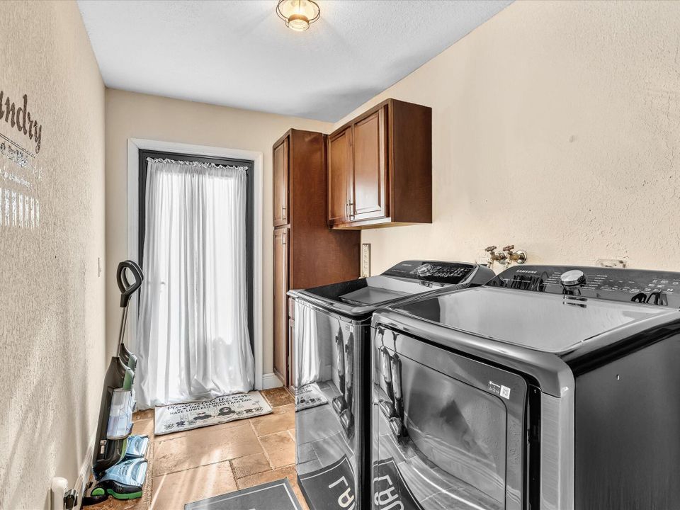 Activo con contrato: $799,000 (4 camas, 2 baños, 2743 Pies cuadrados)