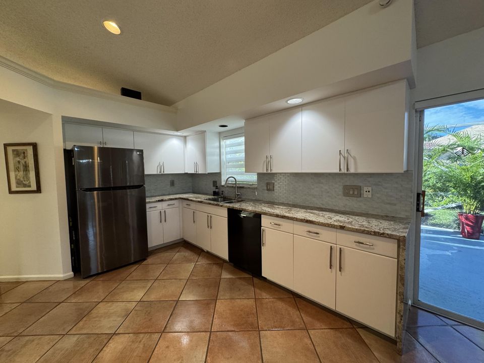 En Venta: $579,900 (3 camas, 3 baños, 2411 Pies cuadrados)