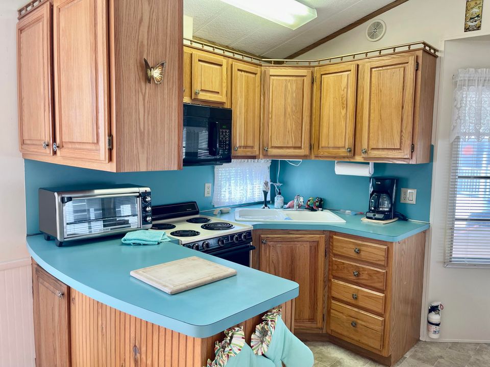 For Sale: $110,000 (1 beds, 2 baths, 635 Square Feet)