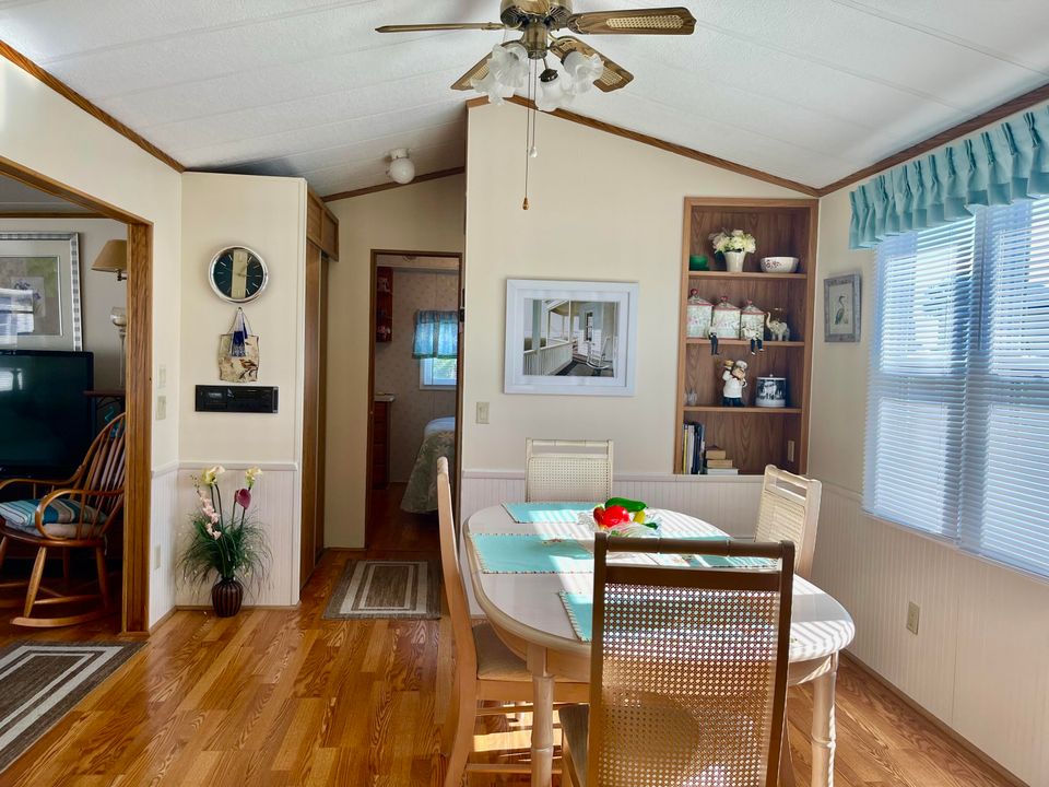 For Sale: $110,000 (1 beds, 2 baths, 635 Square Feet)