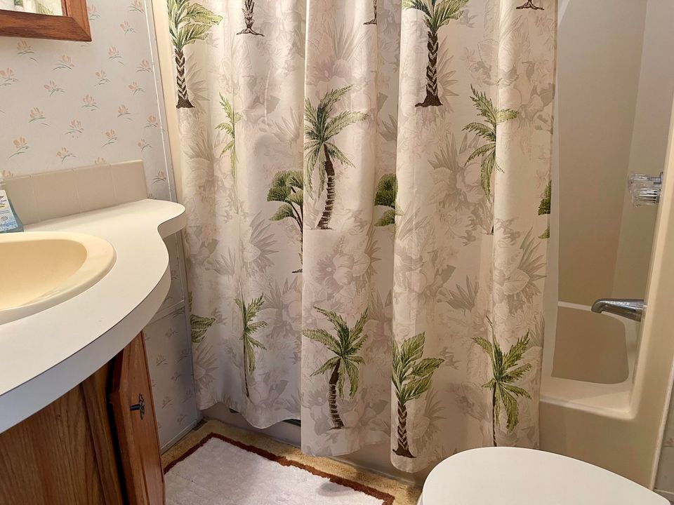 For Sale: $110,000 (1 beds, 2 baths, 635 Square Feet)