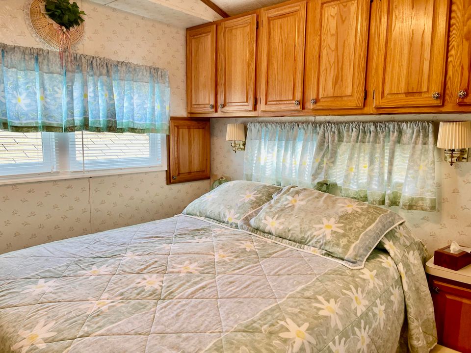 For Sale: $110,000 (1 beds, 2 baths, 635 Square Feet)