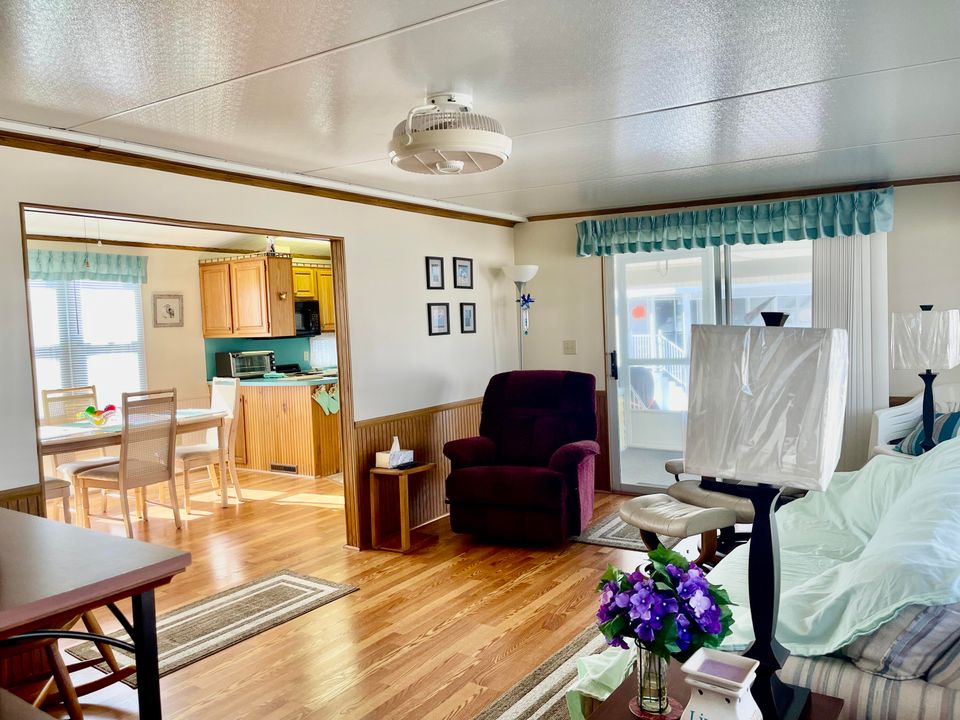 For Sale: $110,000 (1 beds, 2 baths, 635 Square Feet)