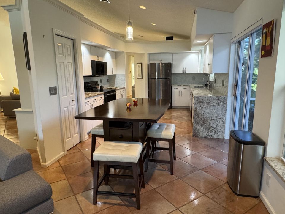 En Venta: $579,900 (3 camas, 3 baños, 2411 Pies cuadrados)