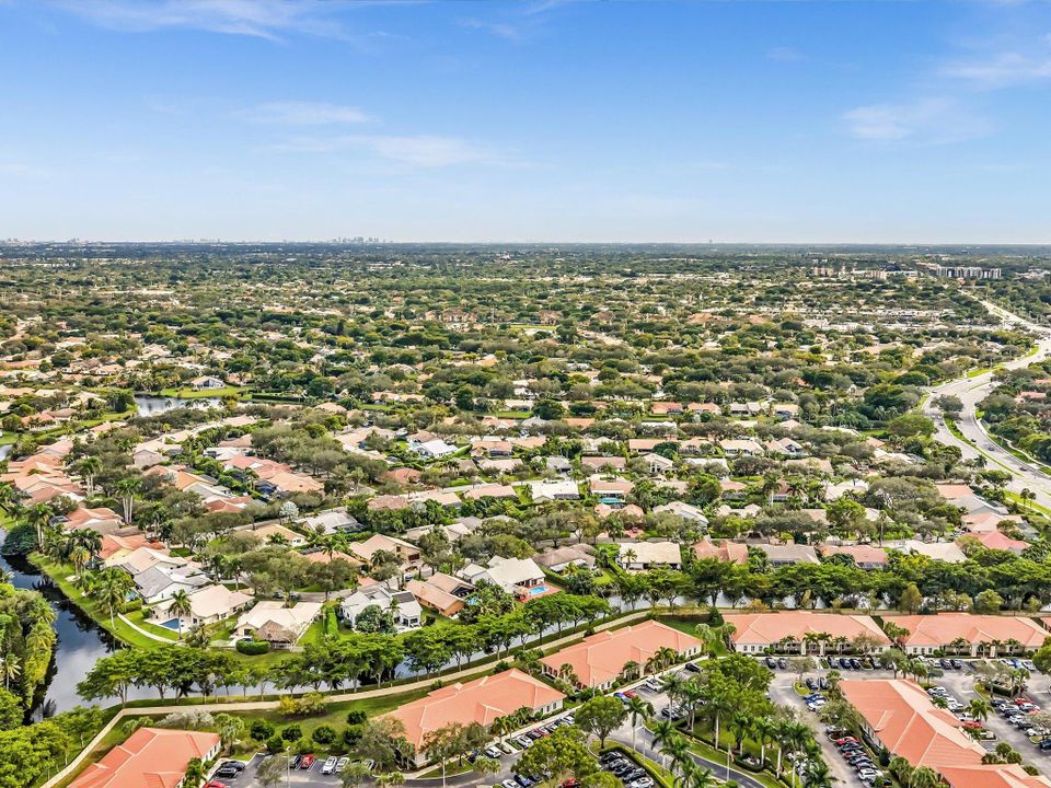 Activo con contrato: $799,000 (4 camas, 2 baños, 2743 Pies cuadrados)