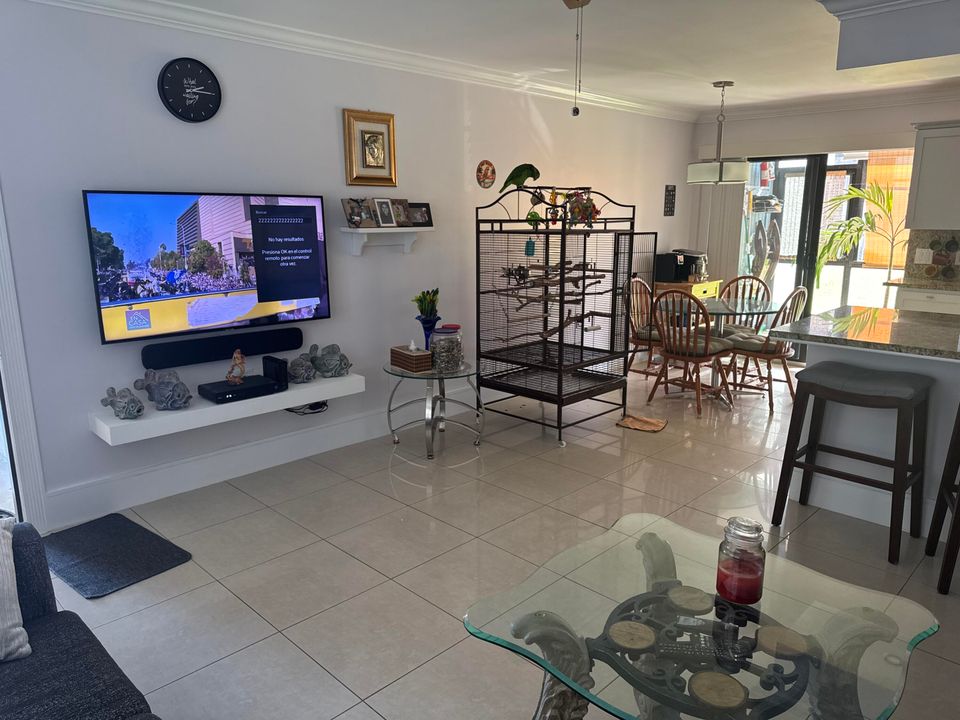 На продажу: $220,000 (2 спален, 2 ванн, 887 Квадратных фут)