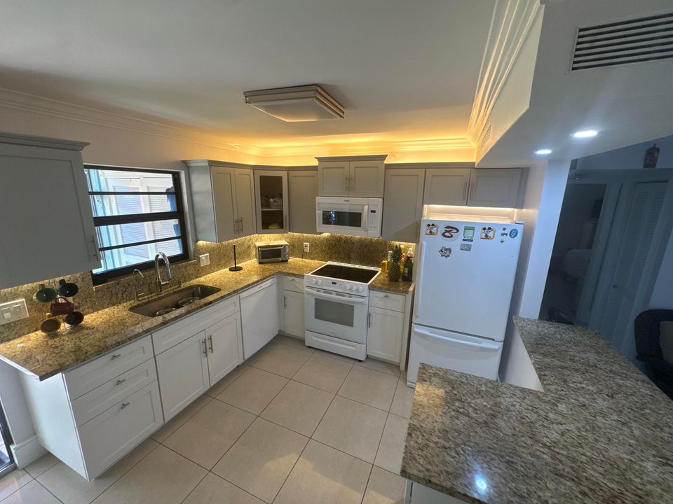 На продажу: $220,000 (2 спален, 2 ванн, 887 Квадратных фут)