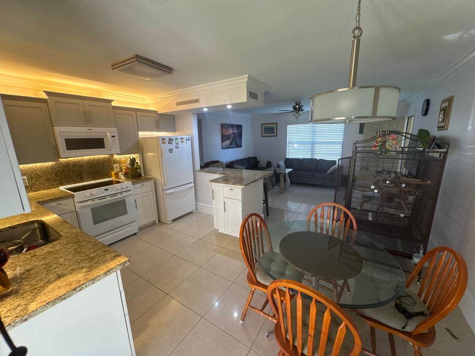 На продажу: $220,000 (2 спален, 2 ванн, 887 Квадратных фут)