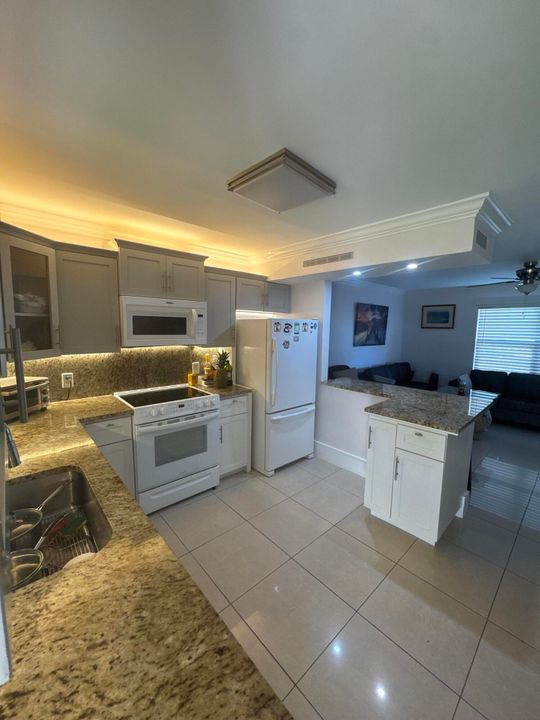 На продажу: $220,000 (2 спален, 2 ванн, 887 Квадратных фут)