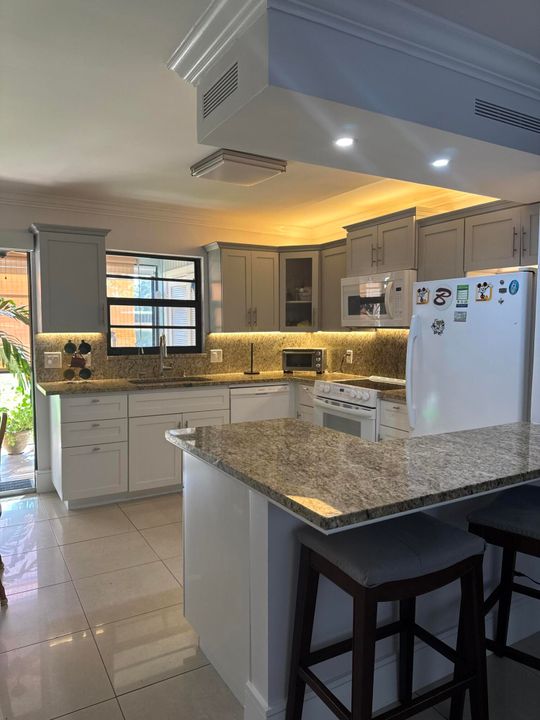 На продажу: $220,000 (2 спален, 2 ванн, 887 Квадратных фут)