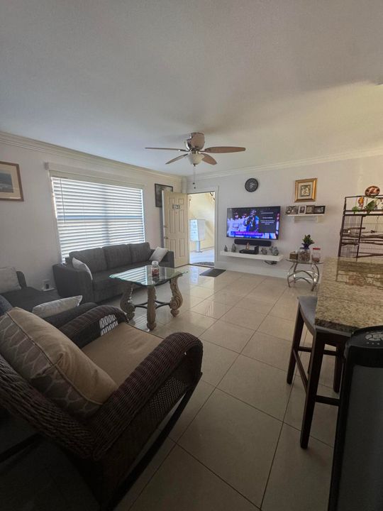 На продажу: $220,000 (2 спален, 2 ванн, 887 Квадратных фут)