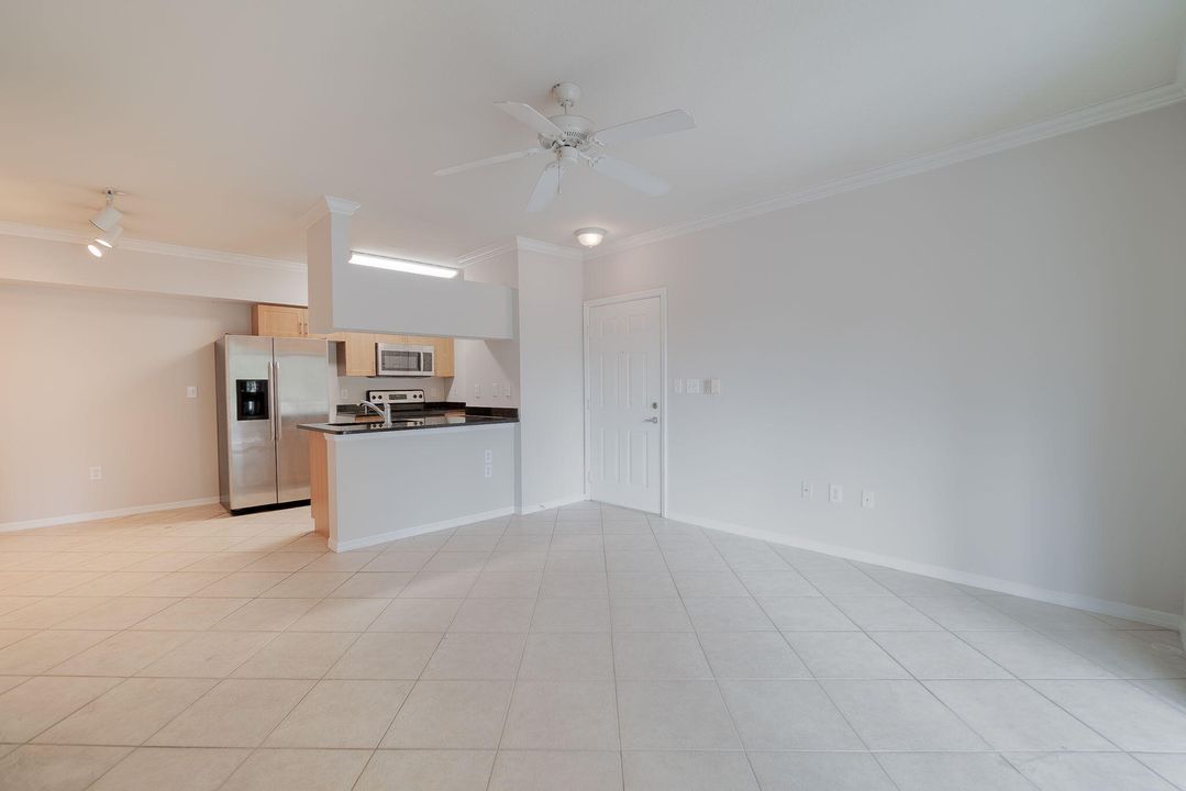 For Rent: $1,800 (1 beds, 1 baths, 740 Square Feet)