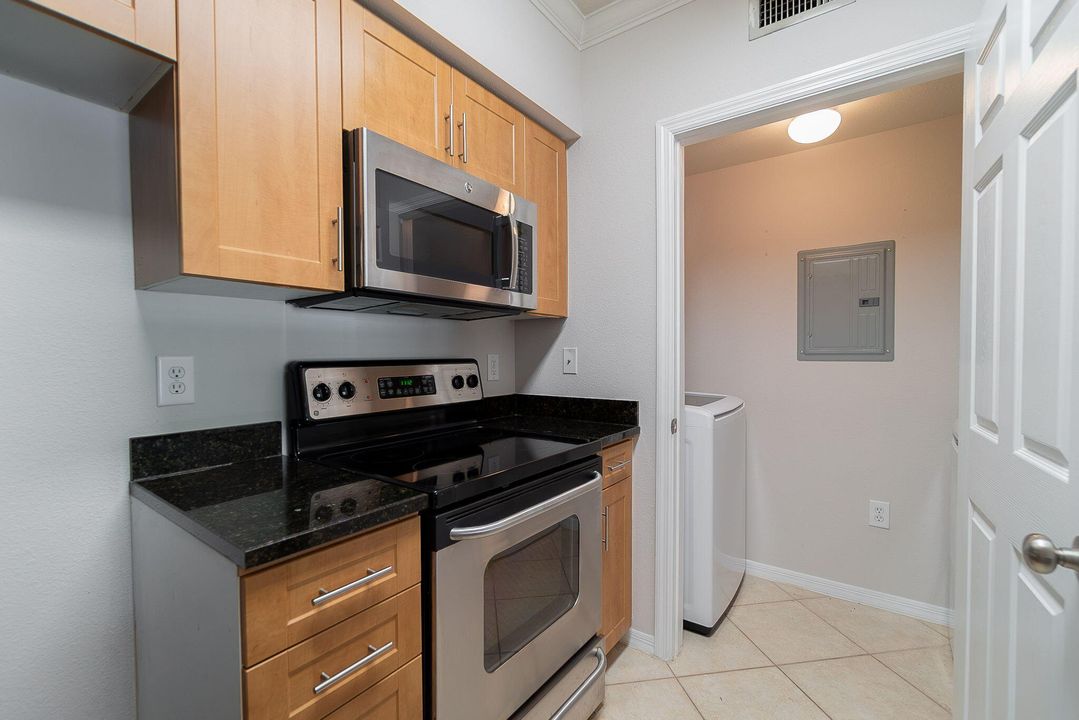 For Rent: $1,800 (1 beds, 1 baths, 740 Square Feet)
