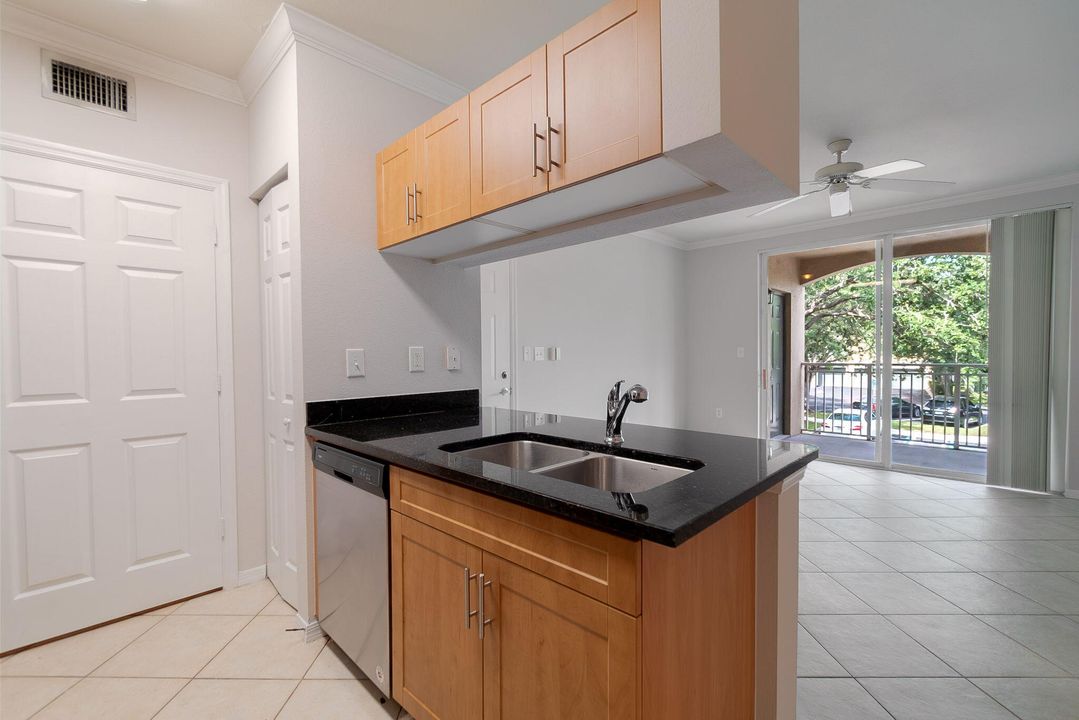 For Rent: $1,800 (1 beds, 1 baths, 740 Square Feet)