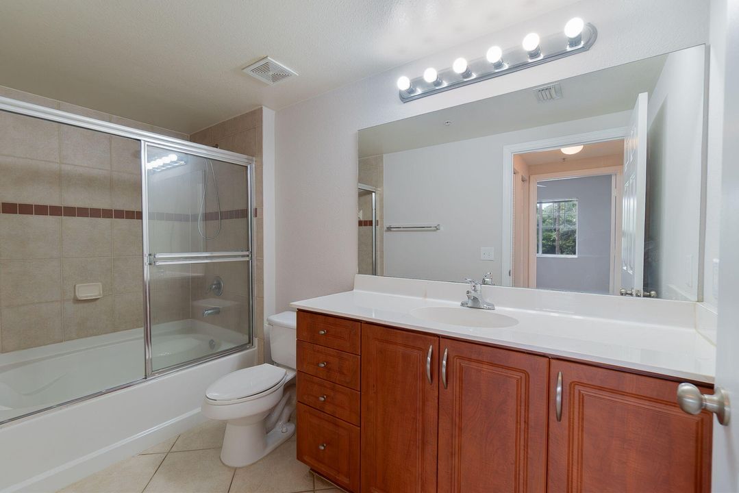 For Rent: $1,800 (1 beds, 1 baths, 740 Square Feet)