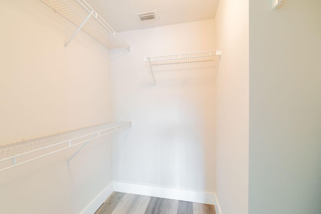 For Rent: $1,800 (1 beds, 1 baths, 740 Square Feet)