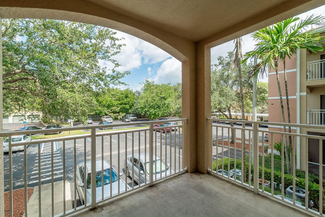 For Rent: $1,800 (1 beds, 1 baths, 740 Square Feet)