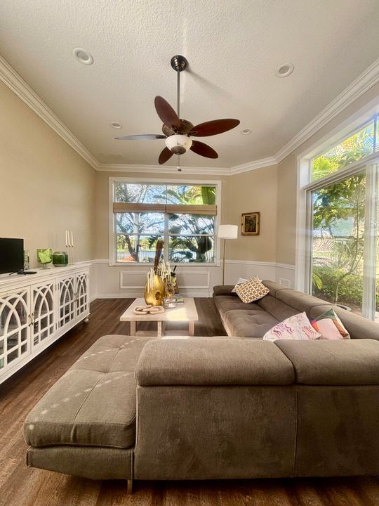 出租: $7,500 (4 贝兹, 2 浴室, 2250 平方英尺)