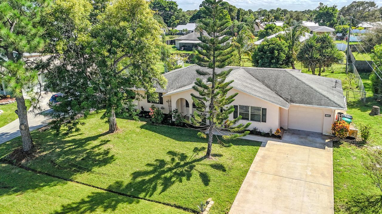 合同活跃: $343,000 (3 贝兹, 2 浴室, 1438 平方英尺)