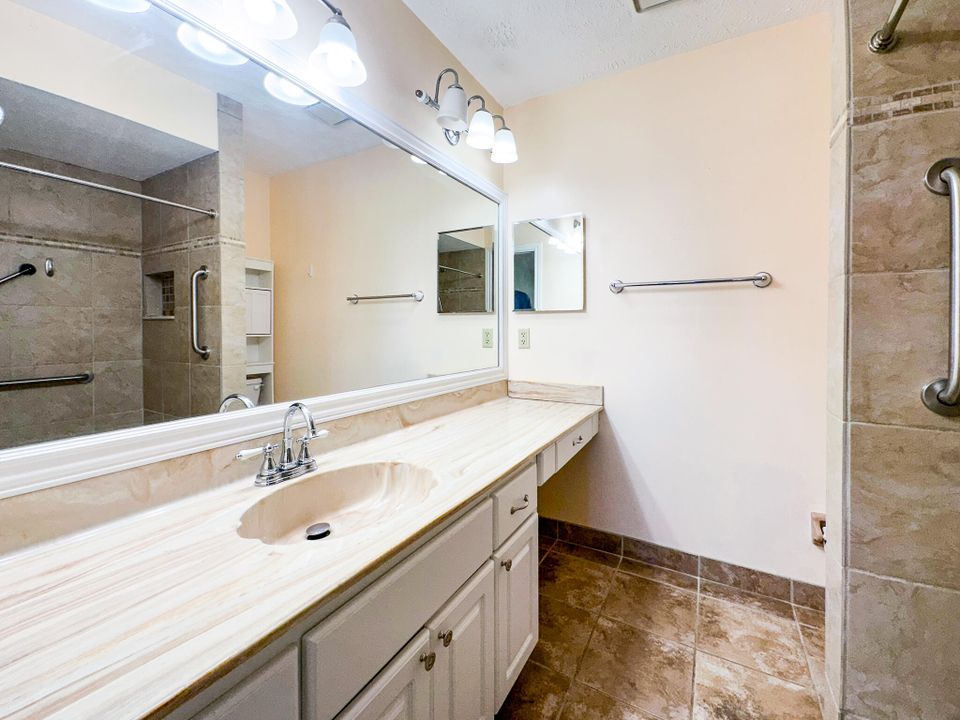 合同活跃: $343,000 (3 贝兹, 2 浴室, 1438 平方英尺)