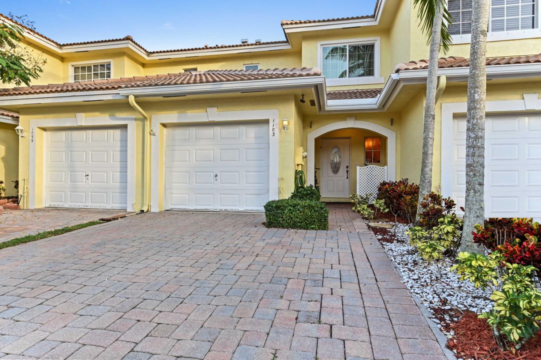 合同活跃: $330,000 (2 贝兹, 2 浴室, 1383 平方英尺)