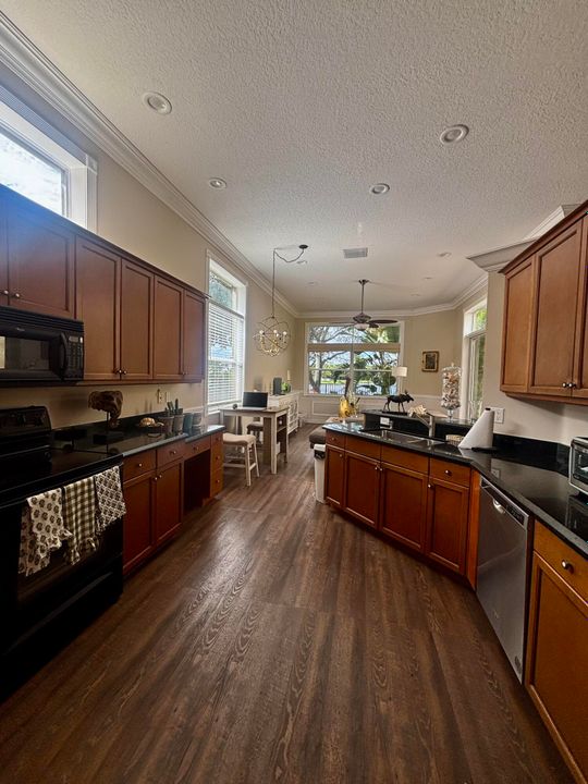 出租: $7,500 (4 贝兹, 2 浴室, 2250 平方英尺)