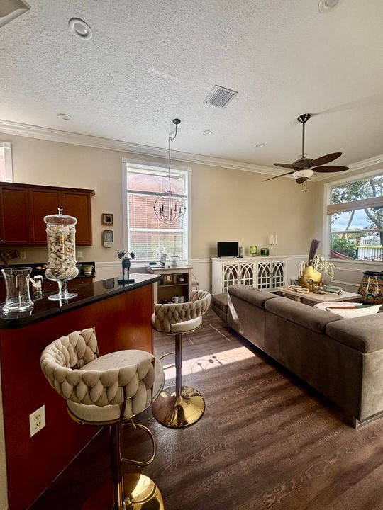 出租: $7,500 (4 贝兹, 2 浴室, 2250 平方英尺)